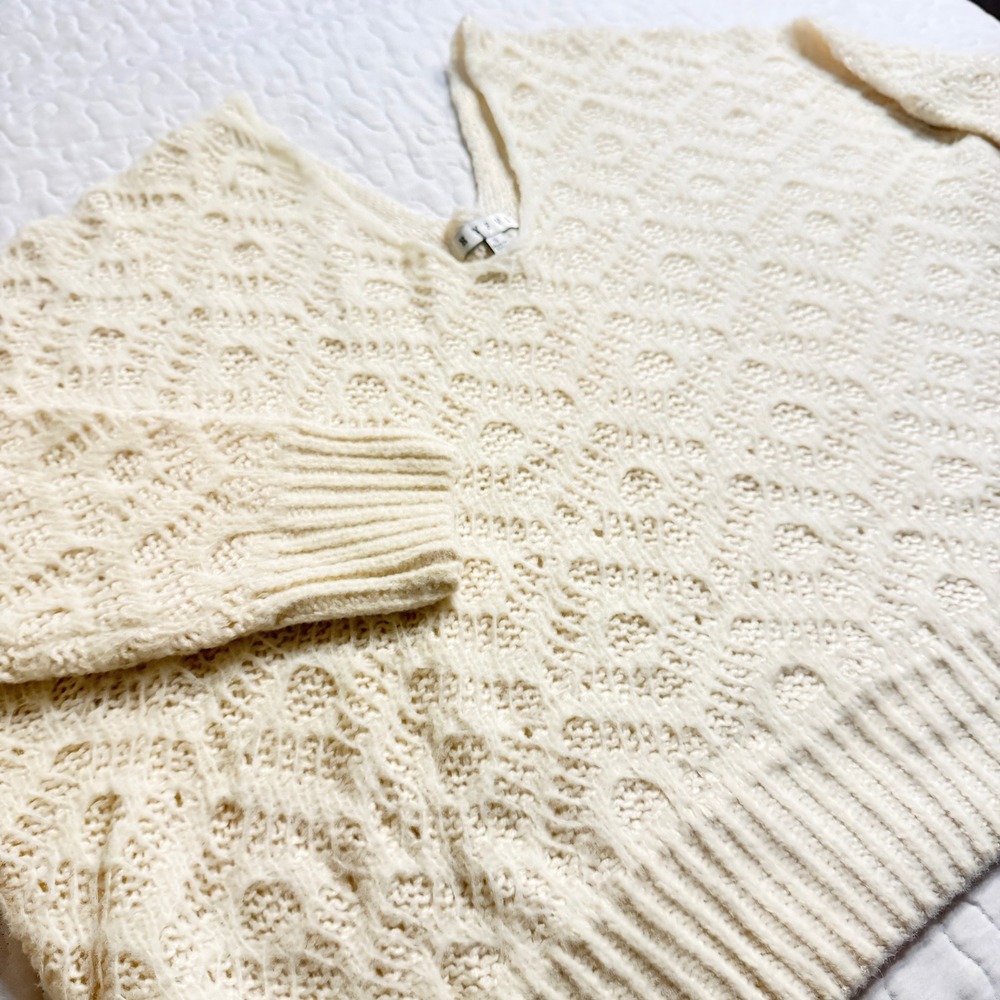 Women SMALL Sweater Cream V-Neck Slouchy Knit Pullover COQUETTE BOHO GRANDMACORE